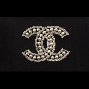 Like New Chanel Classic Pearl Crystal Rim Silver Metal Brooch Pin